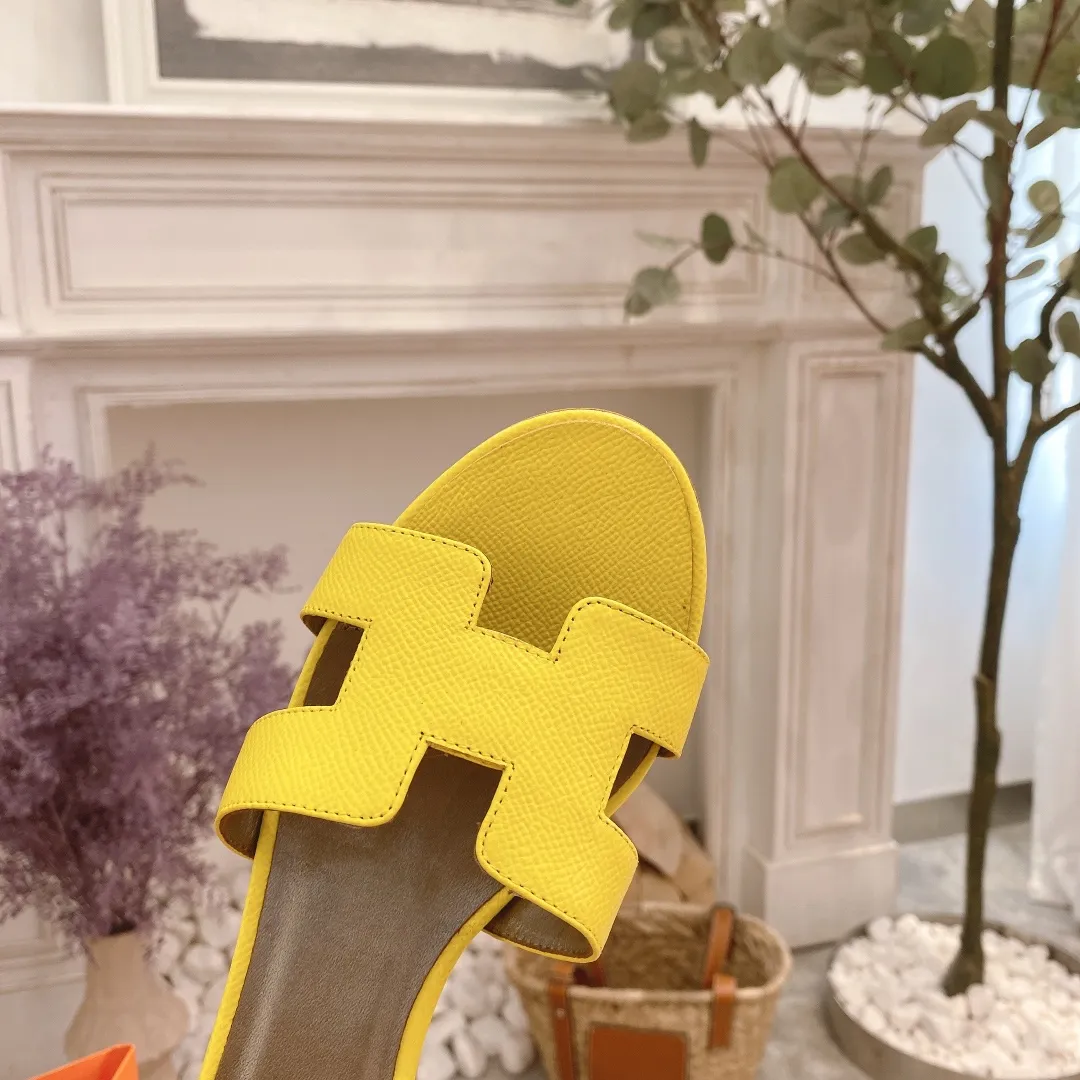 👟👟Ex-factory price 300👟👟 Genuine leather sole +40 🦄Hermès "Palm Print" has added new color sandals, "Year-round shipment" with three-dimensional concave and convex feeling on the classic "H" upper... It is a must-have item in your wardrobe, and it is magically versatile in this summer! This model fully demonstrates the classic Hermès style "palm print". Classic calfskin material ~ imported sheepskin. Lining 🐎Size: 34~42. Heel height ② type: low heel 1.5cm. Medium heel 4.5cm. Genuine leather sole +40 rubber sole.